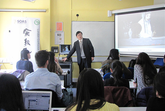 1459305706919890.jpg 在伦敦大学演讲_副本.jpg